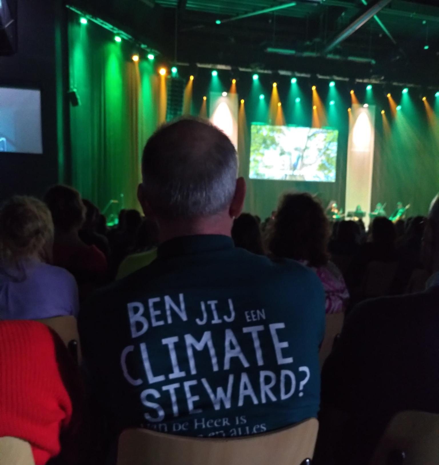 Collega's bij een festival met een Climate Stewards t-shirt aan.